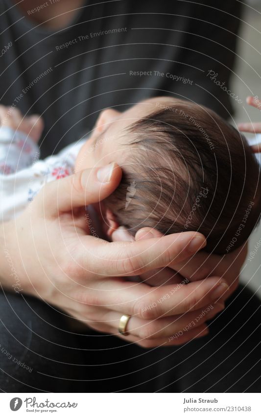 Herzlich Willkommen2 maskulin feminin Baby Mann Erwachsene Kindheit Leben Kopf Hand Mensch 0-12 Monate Ring Ehering schwarzhaarig kurzhaarig festhalten