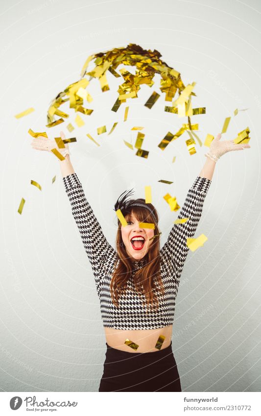 300!!!! Woop! Mensch Frau Erwachsene 1 30-45 Jahre werfen Fröhlichkeit Begeisterung Euphorie Karneval Party Freude Extase Gold Glitter Konfetti verkleidet