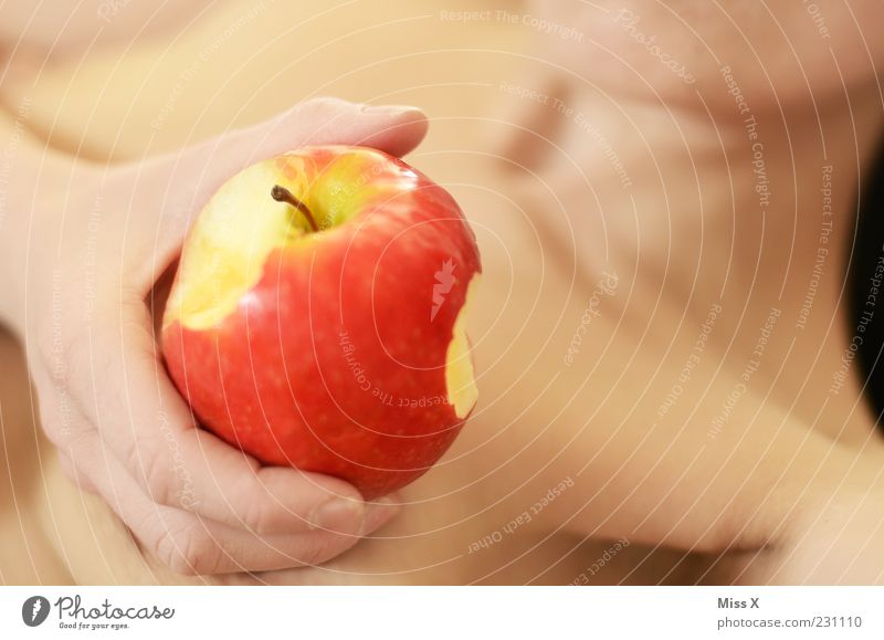 love me Lebensmittel Frucht Apfel Ernährung Essen Mensch Frau Erwachsene Brust 1 liegen lecker süß Begierde Lust Wollust feminin Symbole & Metaphern Eva Sünde