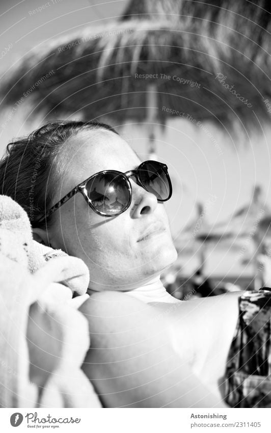 Sonnenbad Ferien & Urlaub & Reisen Sommer Sommerurlaub Mensch feminin Junge Frau Jugendliche Erwachsene Körper Haut Kopf Haare & Frisuren Gesicht Nase Mund