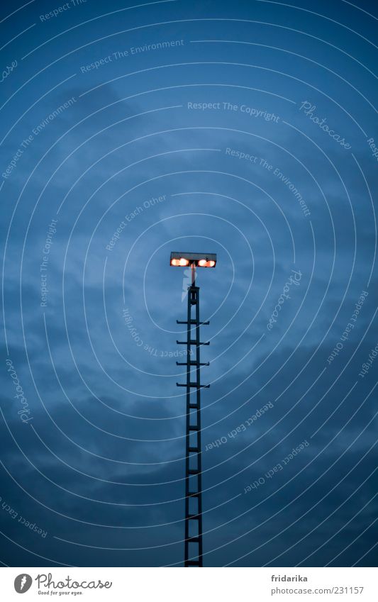 Hochstapler Leiter Lampe Scheinwerfer Licht Beleuchtung Leuchter entdecken glänzend leuchten bedrohlich gigantisch groß kalt lang blau schwarz Macht standhaft