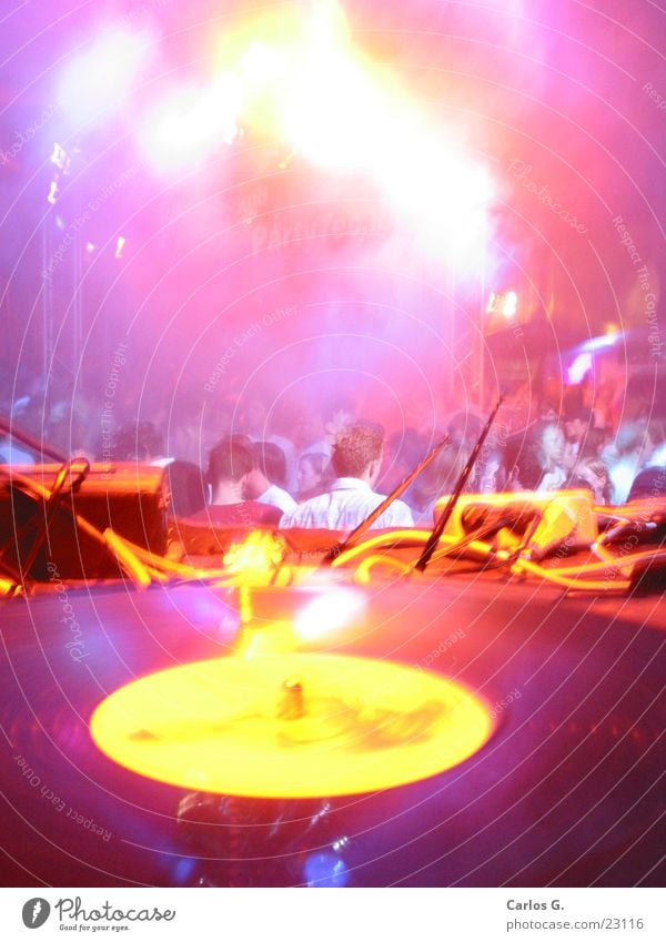 Fog Crowd Hiphop Party Veranstaltung Schallplatte Techno Langzeitbelichtung Disco Nachtleben obskur Nebel Tanzen Electro