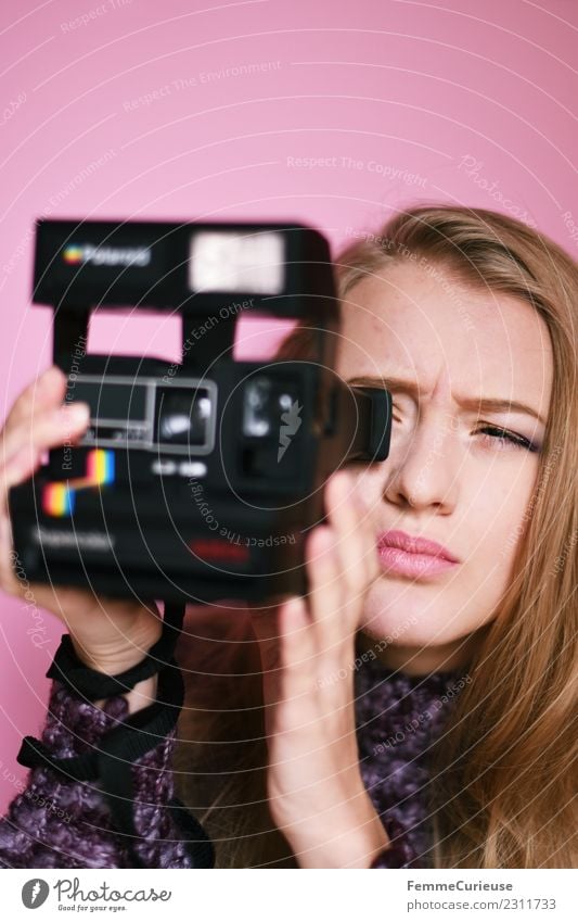 Young woman taking pictures with an instant camera feminin Junge Frau Jugendliche Erwachsene 1 Mensch 18-30 Jahre Kreativität Sofortbildkamera Polaroid