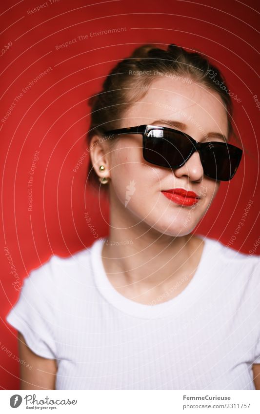 Girl posing with sunglasses feminin Junge Frau Jugendliche Erwachsene 1 Mensch 18-30 Jahre schön Coolness Sonnenbrille Lippenstift rot markant Mode geschminkt