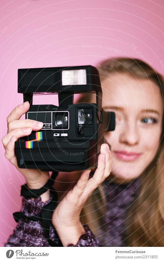 Young blonde girl using an instant camera Lifestyle feminin Junge Frau Jugendliche Erwachsene 1 Mensch 18-30 Jahre Freizeit & Hobby Freude Polaroid