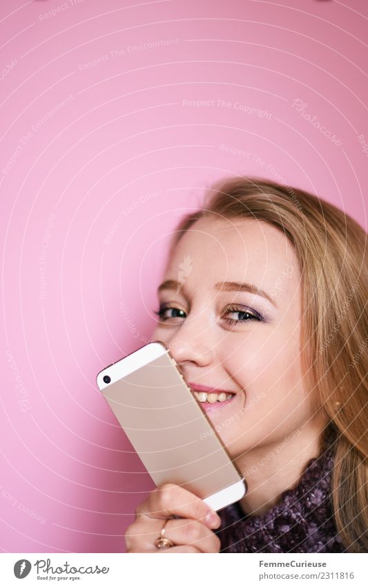 Young blonde girl with her mobile phone Lifestyle feminin Junge Frau Jugendliche Erwachsene 1 Mensch 18-30 Jahre Kommunizieren Telekommunikation Handy PDA