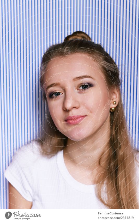 Portrait of a young and modern woman feminin Junge Frau Jugendliche Erwachsene 1 Mensch 18-30 Jahre schön sommerlich Lächeln blau-weiß gestreift blond