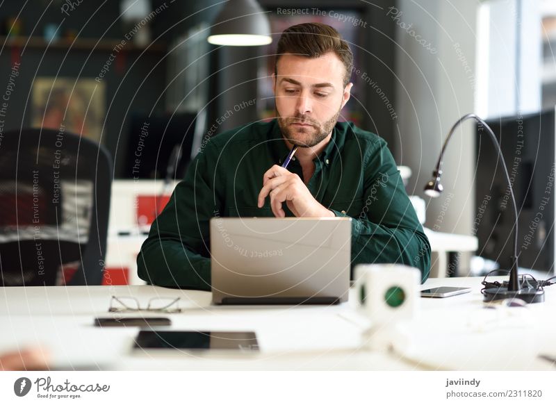 Junger Mann studiert mit Laptop-Computer auf weißem Schreibtisch. Lifestyle Glück Schule lernen Studium Arbeit & Erwerbstätigkeit Business Notebook