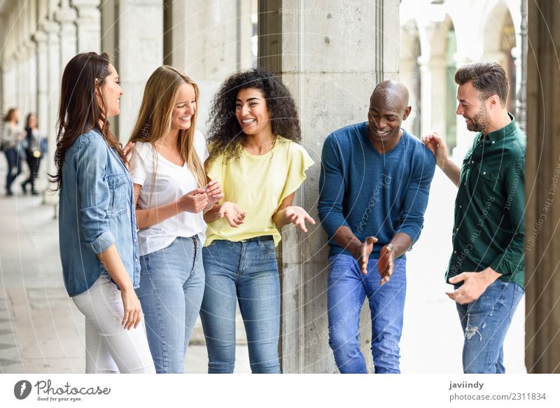 Multiethnische Gruppe junger Menschen, die sich gemeinsam im Freien vor städtischem Hintergrund vergnügen Lifestyle Freude Glück schön Sommer Junge Frau