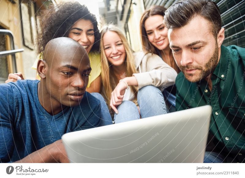 Multiethnische Gruppe junger Menschen, die sich im Freien einen Tablet-Computer ansehen Lifestyle Freude Glück schön Junge Frau Jugendliche Junger Mann