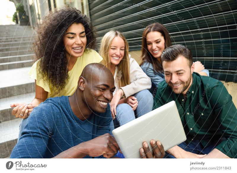 Multi-ethnische junge Menschen, die sich einen Tablet-Computer ansehen. Lifestyle Freude Glück schön Junge Frau Jugendliche Junger Mann Erwachsene Freundschaft