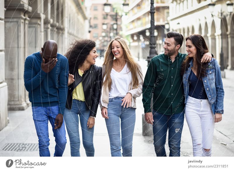 Multiethnische Gruppe junger Menschen, die Spaß miteinander haben. Lifestyle Freude Junge Frau Jugendliche Junger Mann Erwachsene Freundschaft 5 Menschengruppe
