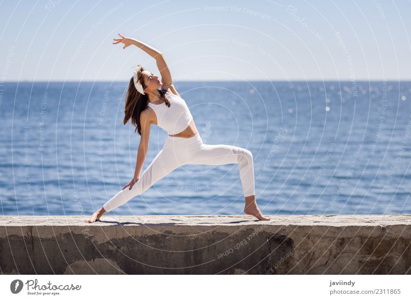 Junge Frau beim Yoga am Strand. Lifestyle schön Wellness Erholung Meditation Sommer Meer Sport Mensch Jugendliche Erwachsene 1 18-30 Jahre Natur Fitness