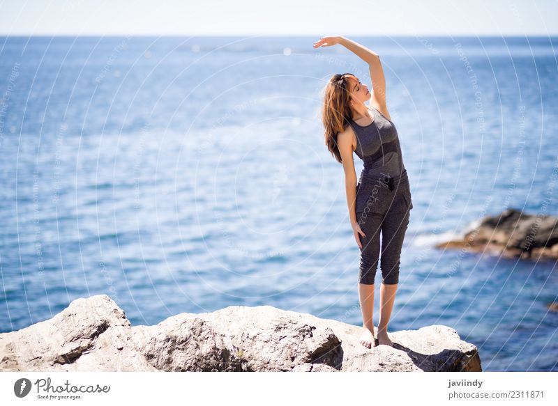 Junge Frau beim Yoga am Strand. Lifestyle Wellness Erholung Meditation Sommer Meer Sport Mensch Jugendliche Erwachsene 1 18-30 Jahre Natur Fitness Fröhlichkeit