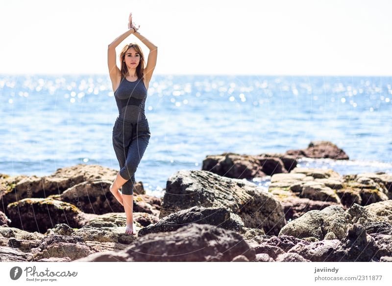 Junge Frau beim Yoga am Strand. Lifestyle Wellness Erholung Meditation Sport Mensch Jugendliche Erwachsene 1 18-30 Jahre Natur Fitness Gelassenheit ruhig