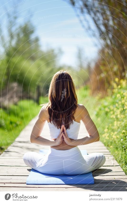 Frau, die Yoga in der Natur macht. Lotusfigur auf Holzstraße. Lifestyle schön Körper Erholung Meditation Sommer Sport Mensch Junge Frau Jugendliche Erwachsene 1