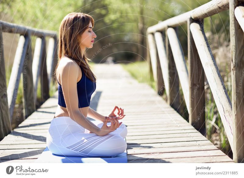 Frau, die Yoga in der Natur macht. Lotusfigur auf Holzbrücke. Lifestyle schön Körper Erholung Meditation Sommer Sport Mensch Junge Frau Jugendliche Erwachsene 1
