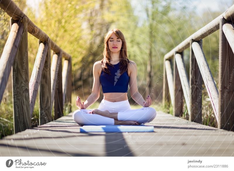 Frau, die Yoga in der Natur macht. Lotusfigur auf Holzbrücke. Lifestyle Körper Erholung Meditation Sport Mensch Junge Frau Jugendliche Erwachsene 1 18-30 Jahre
