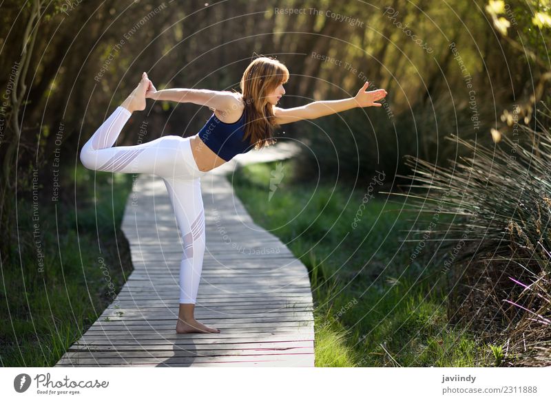 Junge Frau, die Yoga in der Natur macht. Lifestyle schön Körper Erholung Meditation Sommer Sport Mensch Jugendliche Erwachsene 1 18-30 Jahre Gras Fitness sitzen