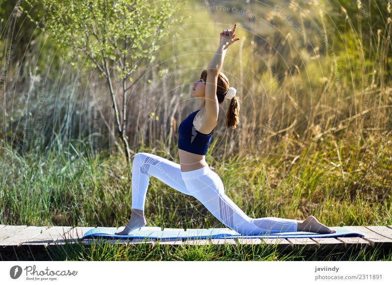 Junge Frau, die Yoga in der Natur macht. Lifestyle schön Körper Erholung Meditation Sommer Sport Mensch Jugendliche Erwachsene 1 18-30 Jahre 30-45 Jahre Gras