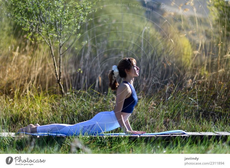 Junge Frau, die Yoga in der Natur macht. Lifestyle schön Körper Erholung Meditation Sommer Sport Mensch Jugendliche Erwachsene 1 18-30 Jahre 30-45 Jahre Gras