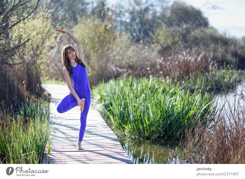Junge Frau, die Yoga in der Natur macht. Lifestyle Glück schön Körper Erholung Meditation Sommer Sport Mensch Jugendliche Erwachsene 1 18-30 Jahre Fitness