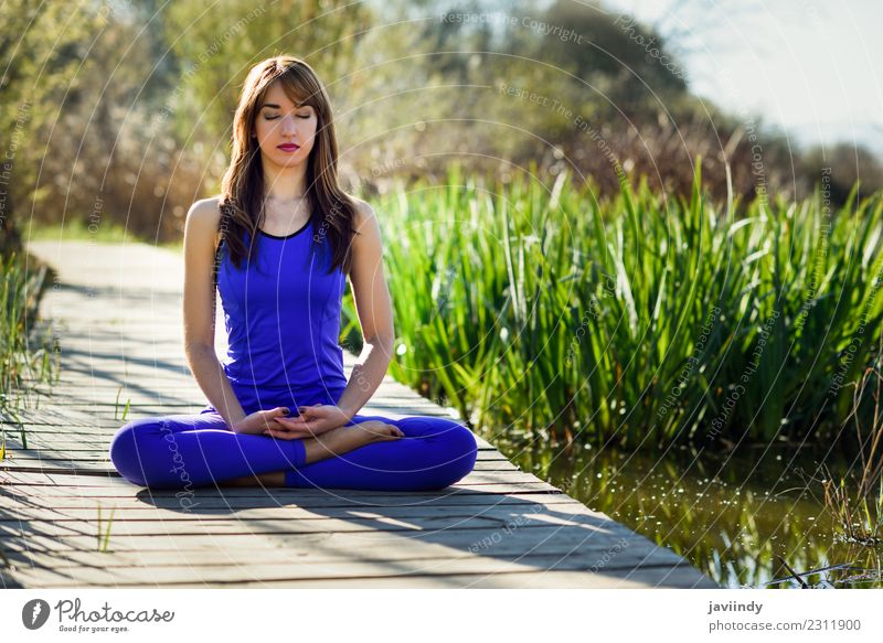Junge Frau beim Yoga in der Natur Lifestyle Körper Erholung Meditation Sommer Sport Mensch Jugendliche Erwachsene 1 18-30 Jahre Fitness sitzen Fröhlichkeit