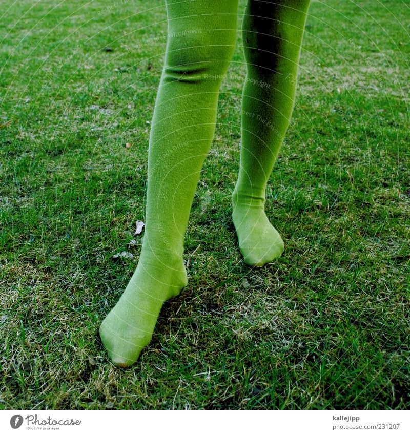 grün im trend Kind 1 Mensch 8-13 Jahre Kindheit Wiese Strumpfhose Farbfoto Außenaufnahme Licht Schatten Kontrast Zehenspitze Kinderbein Ton-in-Ton stehen Knie