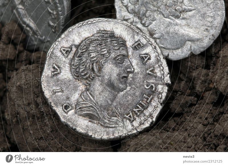 Römische Münze aus Silber der Diva Faustina Business Junge Frau Jugendliche Erwachsene Kopf Gesicht 1 Mensch 30-45 Jahre Souvenir Sammlung Sammlerstück Geld