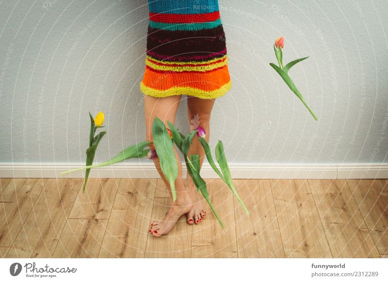 Die Tulpen fallen schon Mensch feminin Beine Fuß 1 Blume Freude Überraschung Liebeskummer Wut Ärger Verbitterung Ende Ostern Frühling Kleid Wolle Hippie werfen