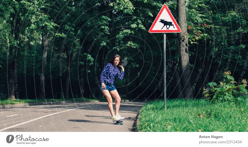 Der Sommer ist fast vorbei feminin 1 Mensch 30-45 Jahre Erwachsene Ausdauer Fernweh Leistung Skateboard Schlittschuhlaufen Park Verkehrszeichen Baum Asphalt
