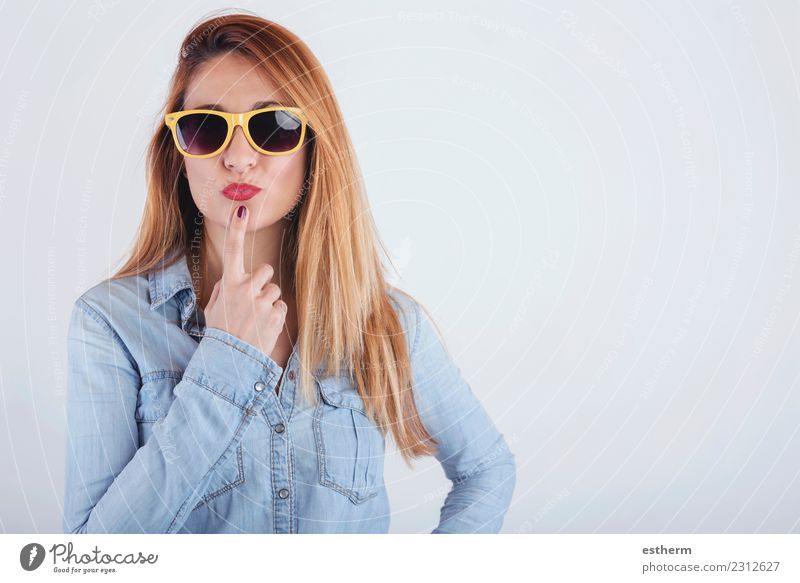 Porträt einer nachdenklichen jungen Frau mit Sonnenbrille Lifestyle Freude schön Mensch feminin Junge Frau Jugendliche Erwachsene 1 30-45 Jahre Bewegung Denken