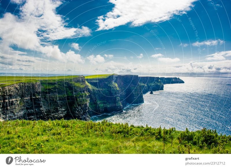Cliffs of Moher an der Küste von Irland Republik Irland Klippe Atlantik hoch Meer Aussicht Brandung clare extrem Felsen galway Risiko gefährlich groß Himmel