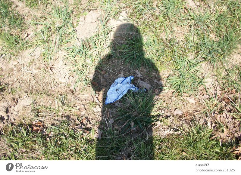 Beweisstück Taschentuch Fundstück Spuren Mensch Fundstelle Gras Boden Erde Stofftaschentuch 1 Silhouette