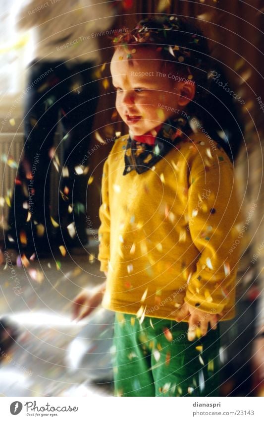konfettiregen Konfetti Kind Karneval staunen Bewegung Momentaufnahme