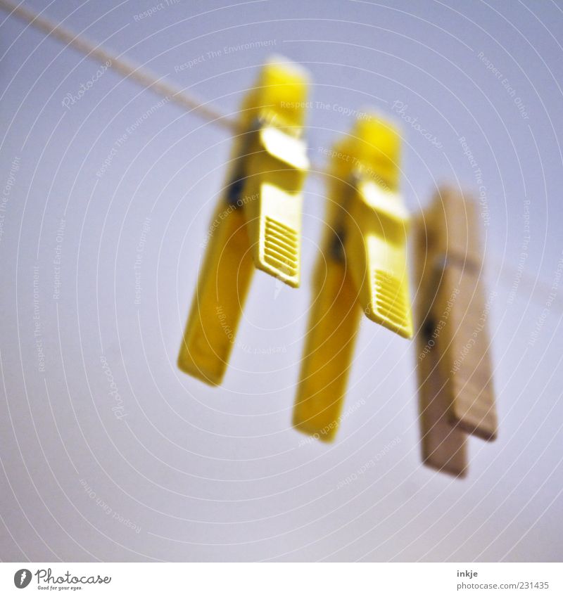 allzeit bereit Wäscheklammern Wäscheleine Kunststoff hängen gelb Alltagsfotografie Farbfoto Außenaufnahme Nahaufnahme Detailaufnahme Menschenleer