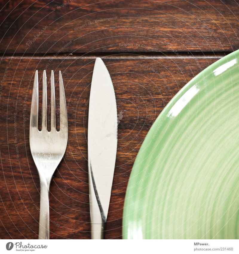 Mahlzeit Mittagessen Geschirr Teller Besteck Messer Gabel genießen braun grün silber Tisch Holz aufräumen Ernährung Gedeck rustikal glänzend Keramikteller