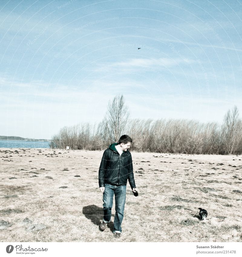 Seniorenbetreuung maskulin 18-30 Jahre Jugendliche Erwachsene laufen Spaziergang maulwurfshügel Wiese See Mecklenburgische Seenplatte Fleesensee