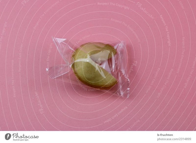 Glückskeks in Plastikhülle Süßwaren rosa Überraschung Erfolg Verpackung Hülle Asien Neugier Idee Farbfoto Innenaufnahme Studioaufnahme Menschenleer