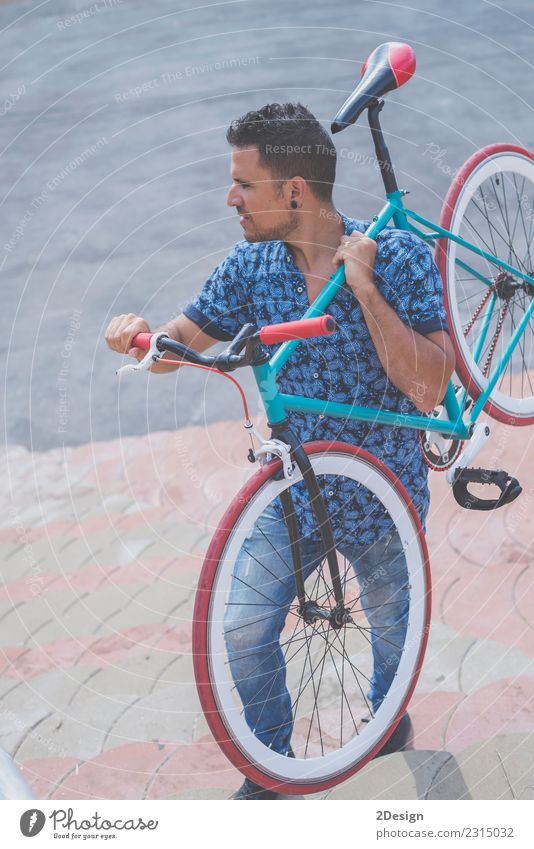 Stadtmann hält sein Fahrrad in der Hand und trägt es lässig. Lifestyle Stil Glück Freizeit & Hobby Mensch Mann Erwachsene Freundschaft Himmel Straße Hemd