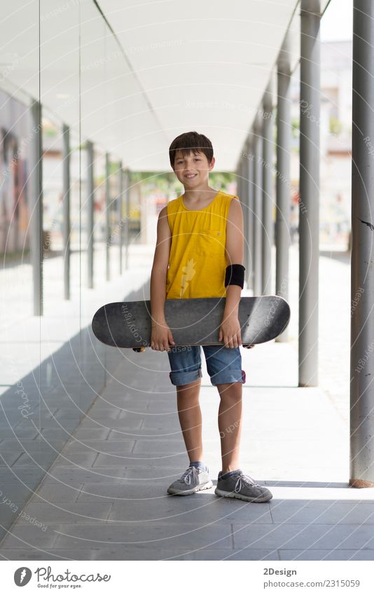 Nahaufnahme eines Teenagers mit Skateboard und lächelndem Gesicht. Lifestyle Freizeit & Hobby Ferien & Urlaub & Reisen Sommer Junger Mann Jugendliche Erwachsene