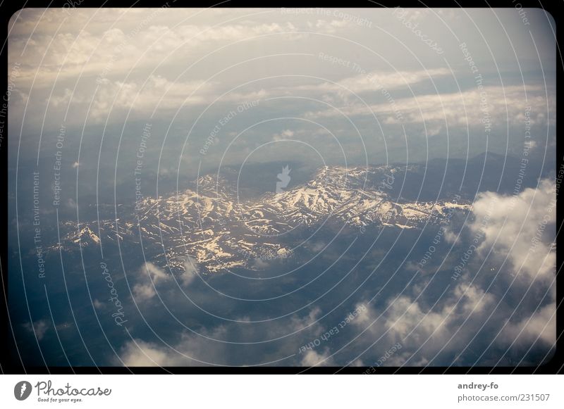 Aus dem Flugzeug Landschaft Luft Wolken Klima Eis Frost Schnee Felsen Alpen Berge u. Gebirge Schneebedeckte Gipfel Gletscher Luftverkehr im Flugzeug