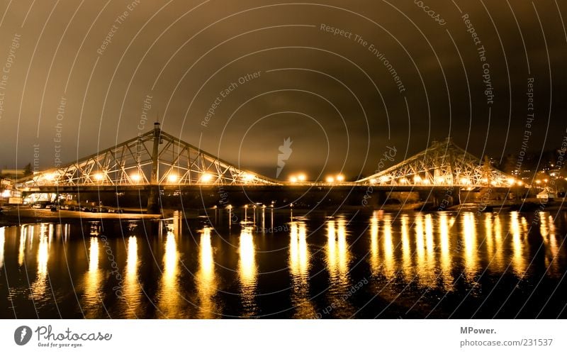 Das blaue Wunder Bauwerk Sehenswürdigkeit Wahrzeichen Denkmal Brücke Wasser leuchten nass gelb Dresden Elbe Fluss Laterne Lichtbrechung Stahl Langzeitbelichtung