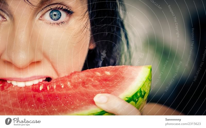 Melone mit Biss feminin Frau Erwachsene Gesicht Auge Zähne 1 Mensch 30-45 Jahre Medien Printmedien Internet Zeitung Zeitschrift Diät alt Essen genießen