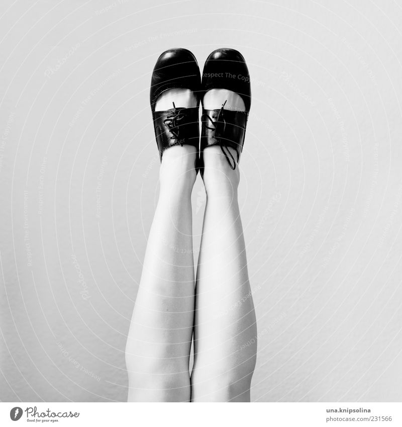 schuhting feminin Beine Fuß 1 Mensch Mode Leder Schuhe Damenschuhe hängen Lackschuhe glänzend Reflexion & Spiegelung retro Textfreiraum links