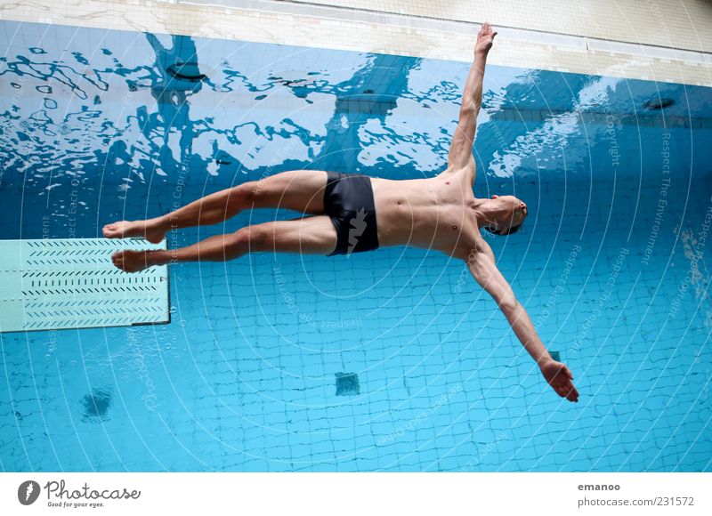 Flugstunde Freizeit & Hobby Sportler Schwimmbad Mensch maskulin Mann Erwachsene Jugendliche Körper 1 18-30 Jahre Wasser Badehose Bewegung fliegen springen