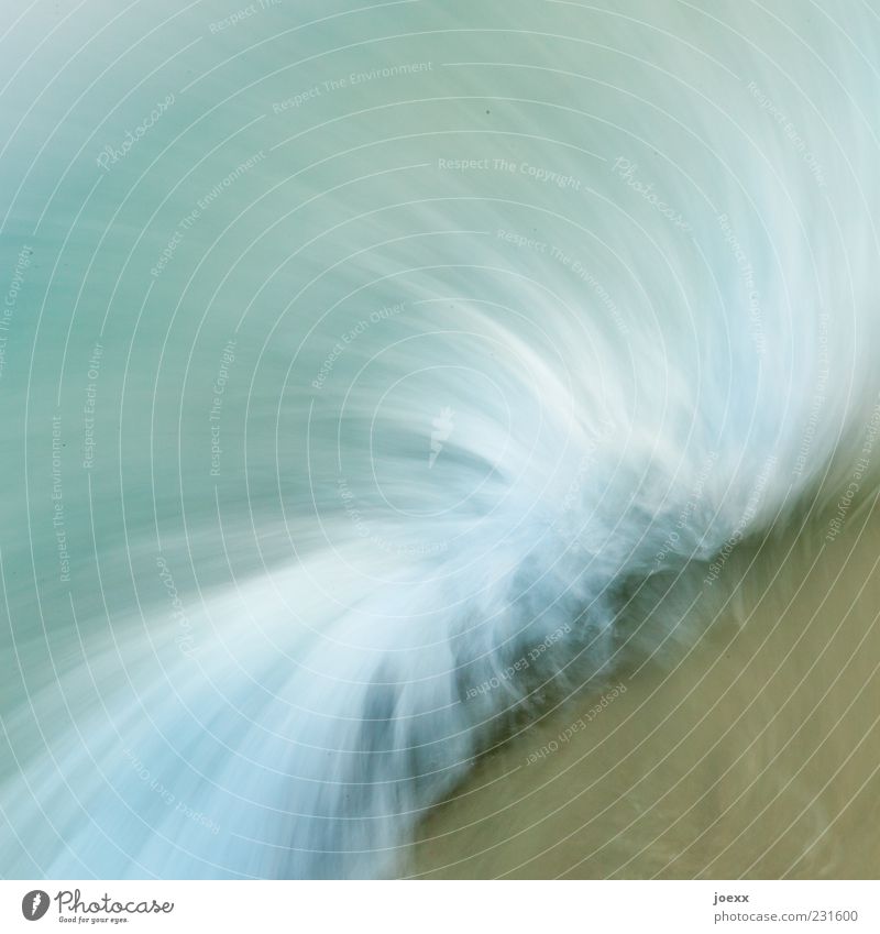 Gestrandet Sand Wasser Wellen wild blau braun Strand Brandung sanft Farbfoto Außenaufnahme Textfreiraum links Tag Langzeitbelichtung Bewegungsunschärfe Gischt
