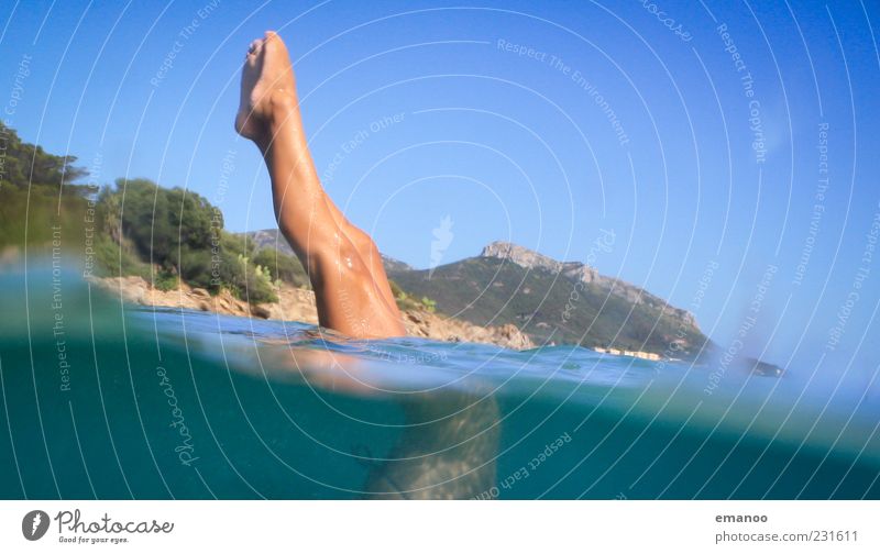Smaragdbeine Freizeit & Hobby Ferien & Urlaub & Reisen Tourismus Sommer Sommerurlaub Meer Mensch feminin Beine 1 Landschaft Wasser Bewegung blau Costa Smeralda