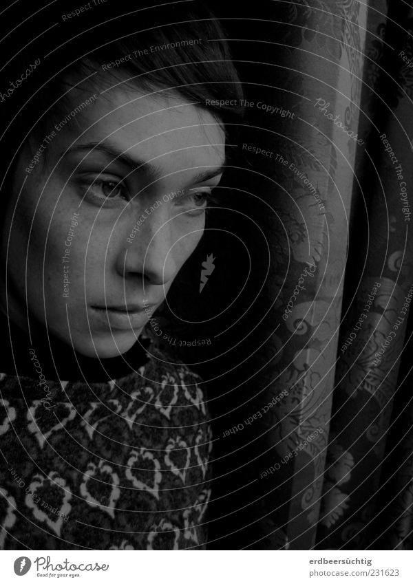 Bad dreams - schwarz-weiß Porträt einer ahnungsvoll und müde dreinblickenden Frau mit düsterer Stimmung Erwachsene Leben 18-30 Jahre Jugendliche Pullover atmen