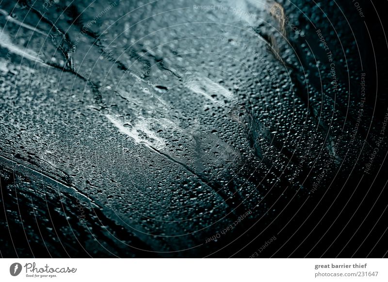 Fensterscheibe Tau Tropfen Auto Fahrzeug PKW Wasser nass blau schön Windschutzscheibe feucht Linie Farbfoto Innenaufnahme Experiment Muster Strukturen & Formen